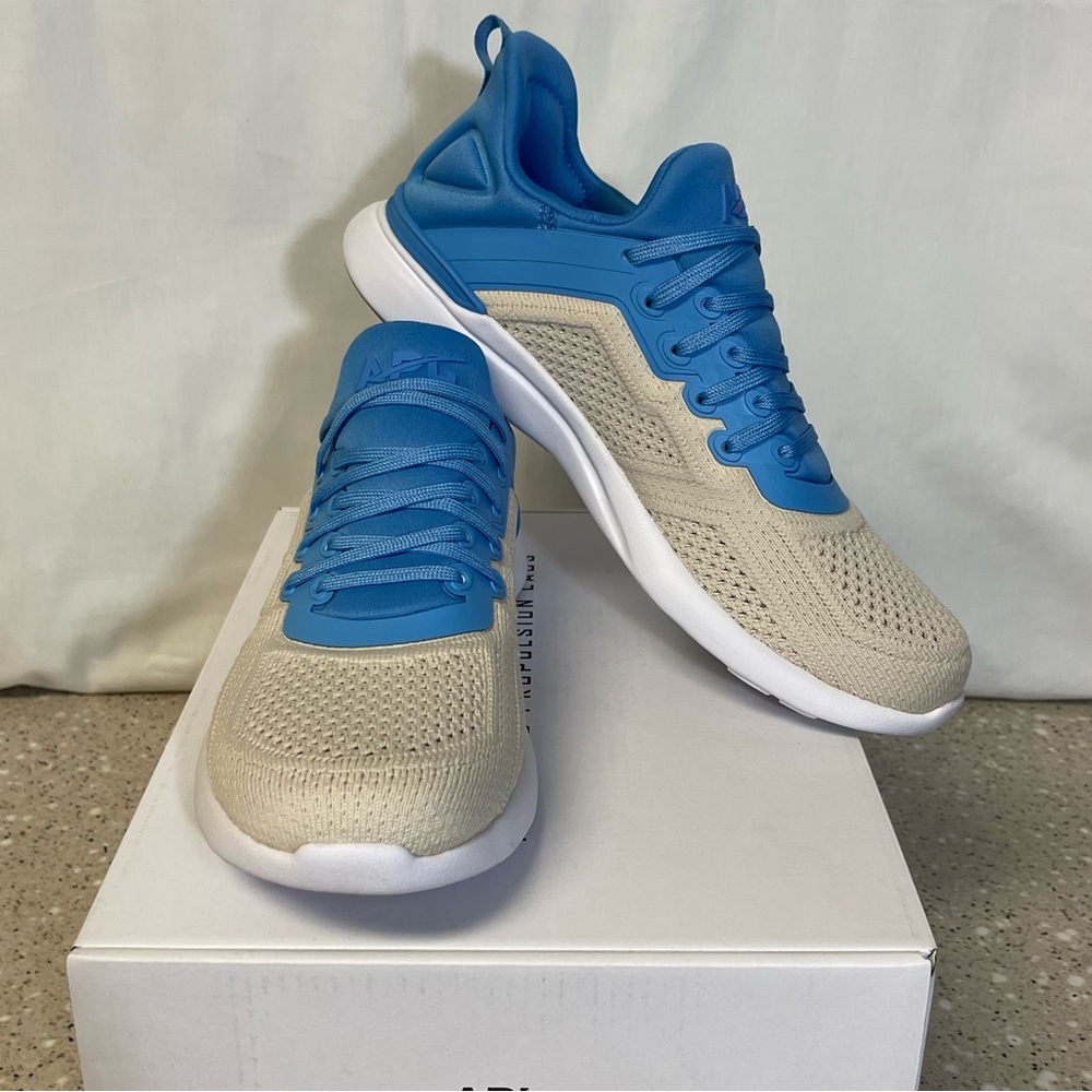New Women’s APL TechLoom Tracer Size 7.5 Athletic Propulsion Labs New in Box Blu